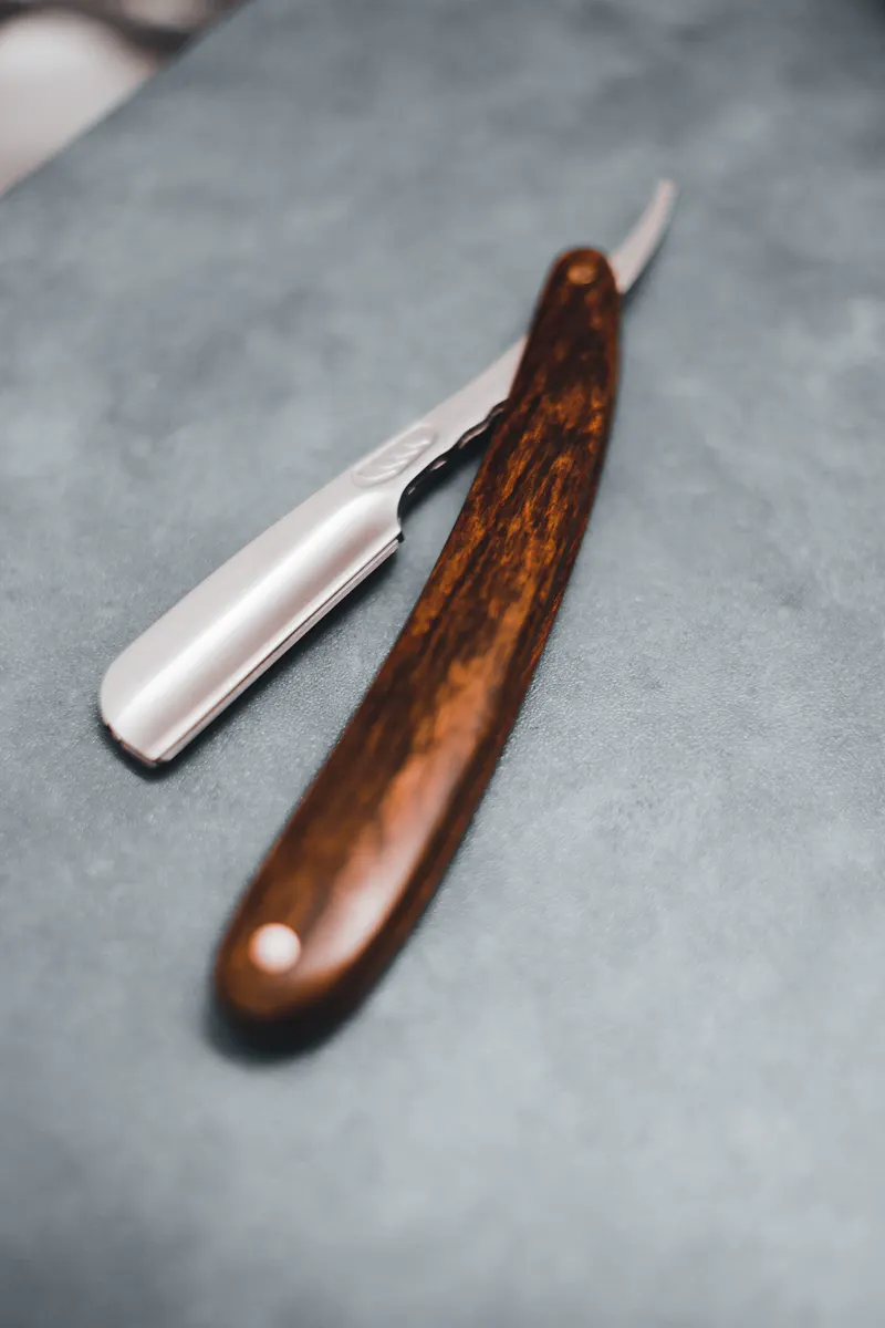 Navaja de barbero con mango de madera