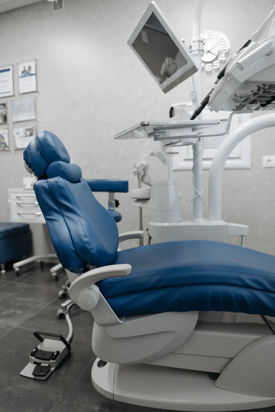 Sillón dental azul con monitor y equipo