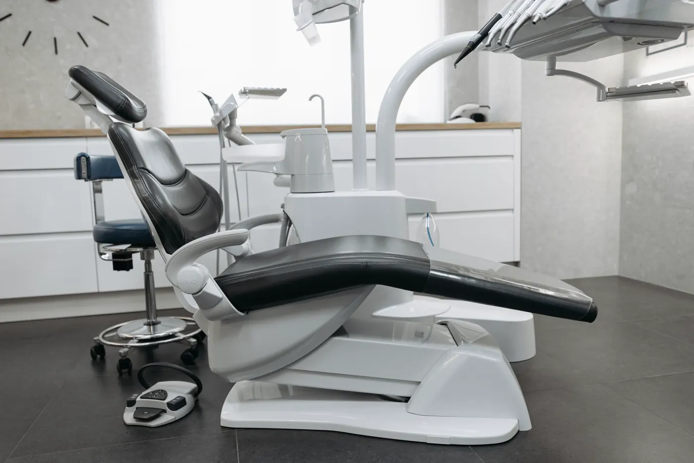 Sillón dental reclinado en un consultorio amplio