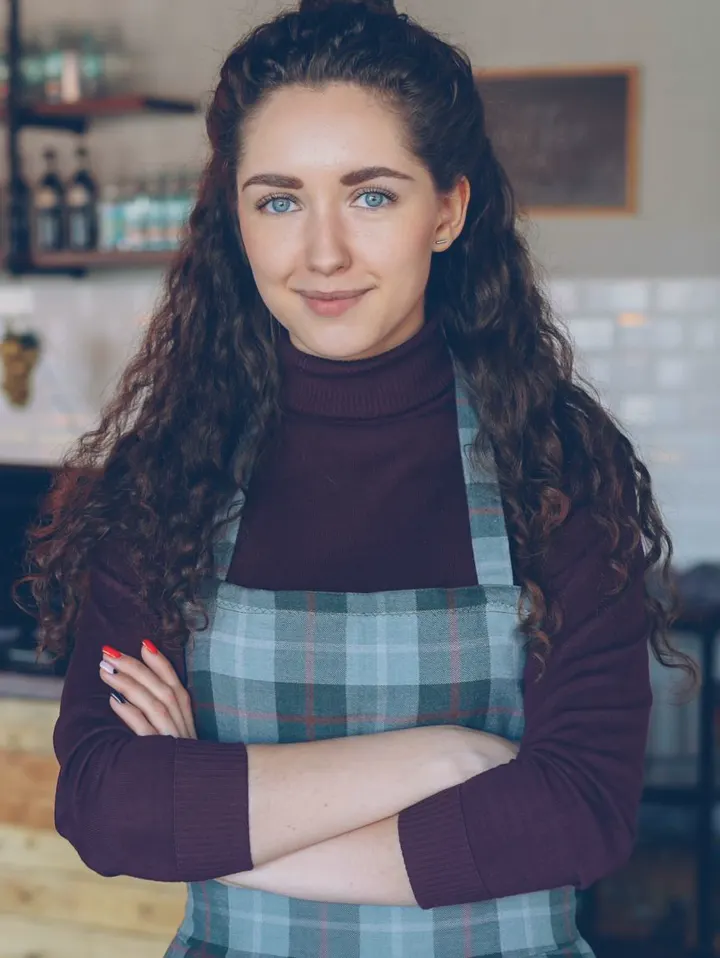 Emprendedora con mandil en su cafetería