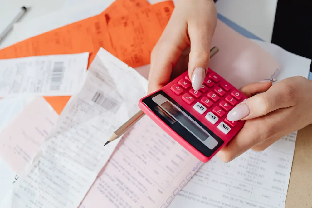 Comprobantes de pago y una calculadora sobre la mesa