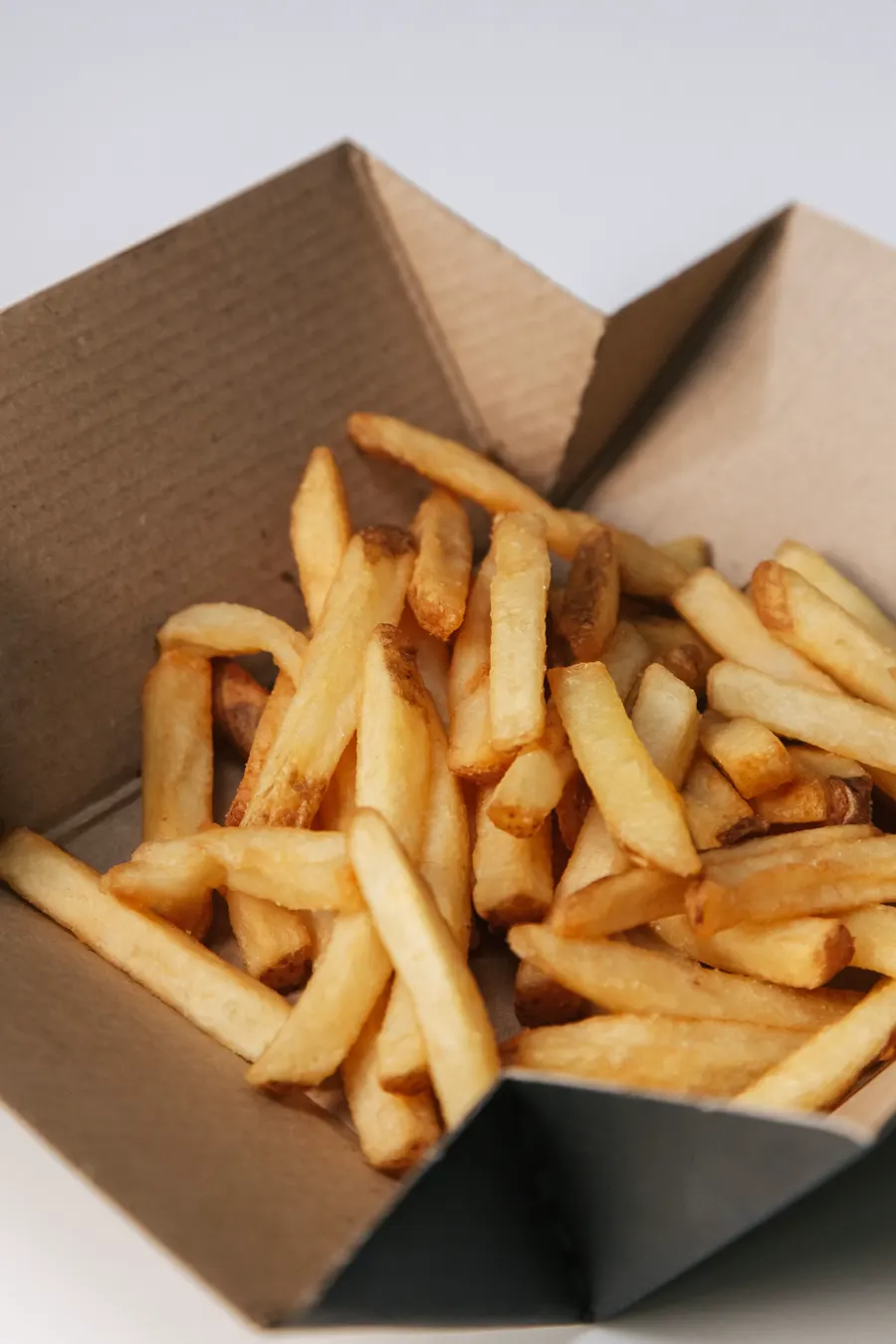 Papas fritas en caja de cartón para llevar