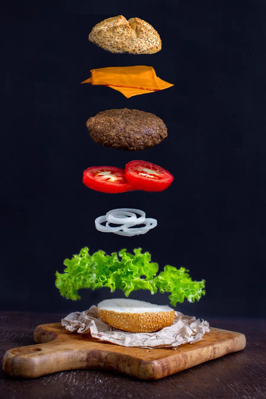 Hamburguesa con sus ingredientes separados por capas