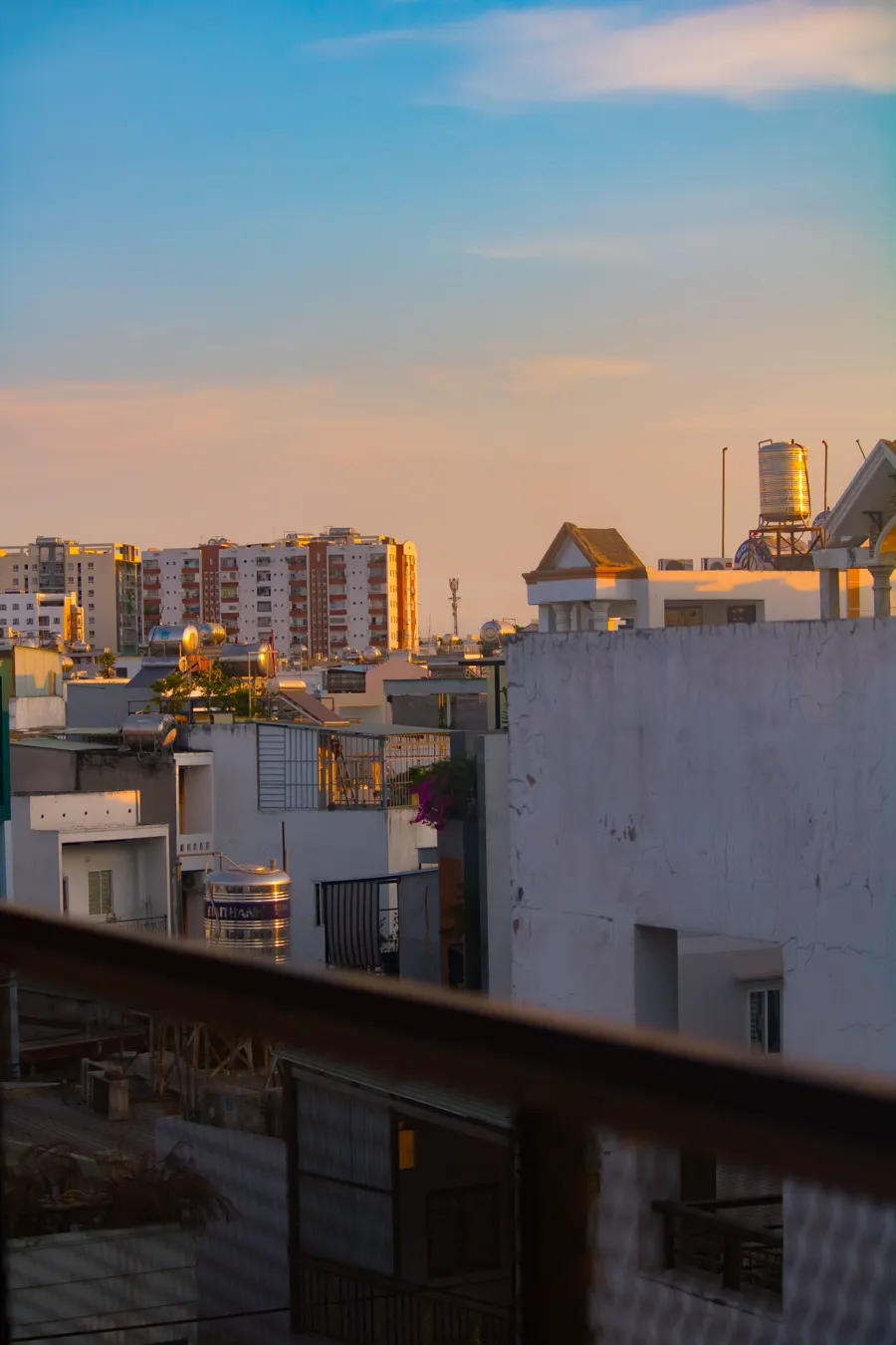 Vista de la ciudad al atardecer desde una azotea