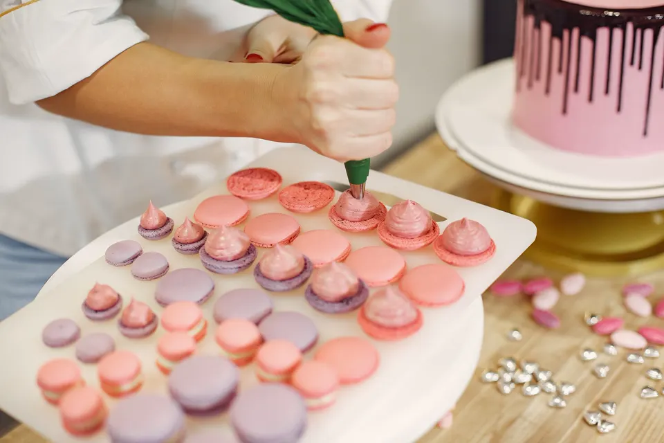 Macarons recién hechos con manga pastelera