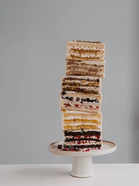 Torta alta de capas sobre una base blanca