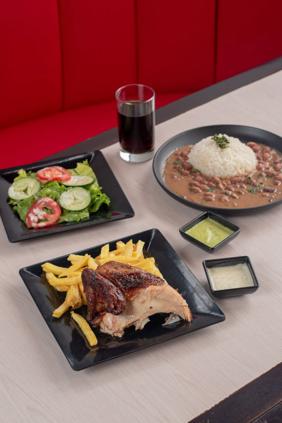 Cuarto de pollo a la brasa con papas y ensalada