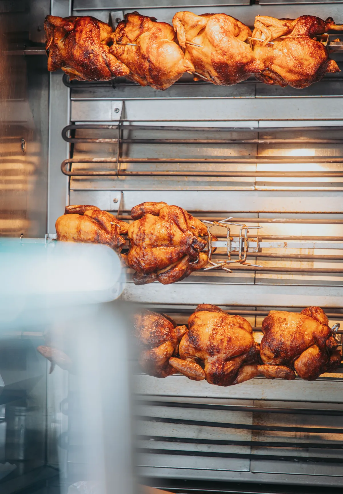 Pollos dorándose en el asador