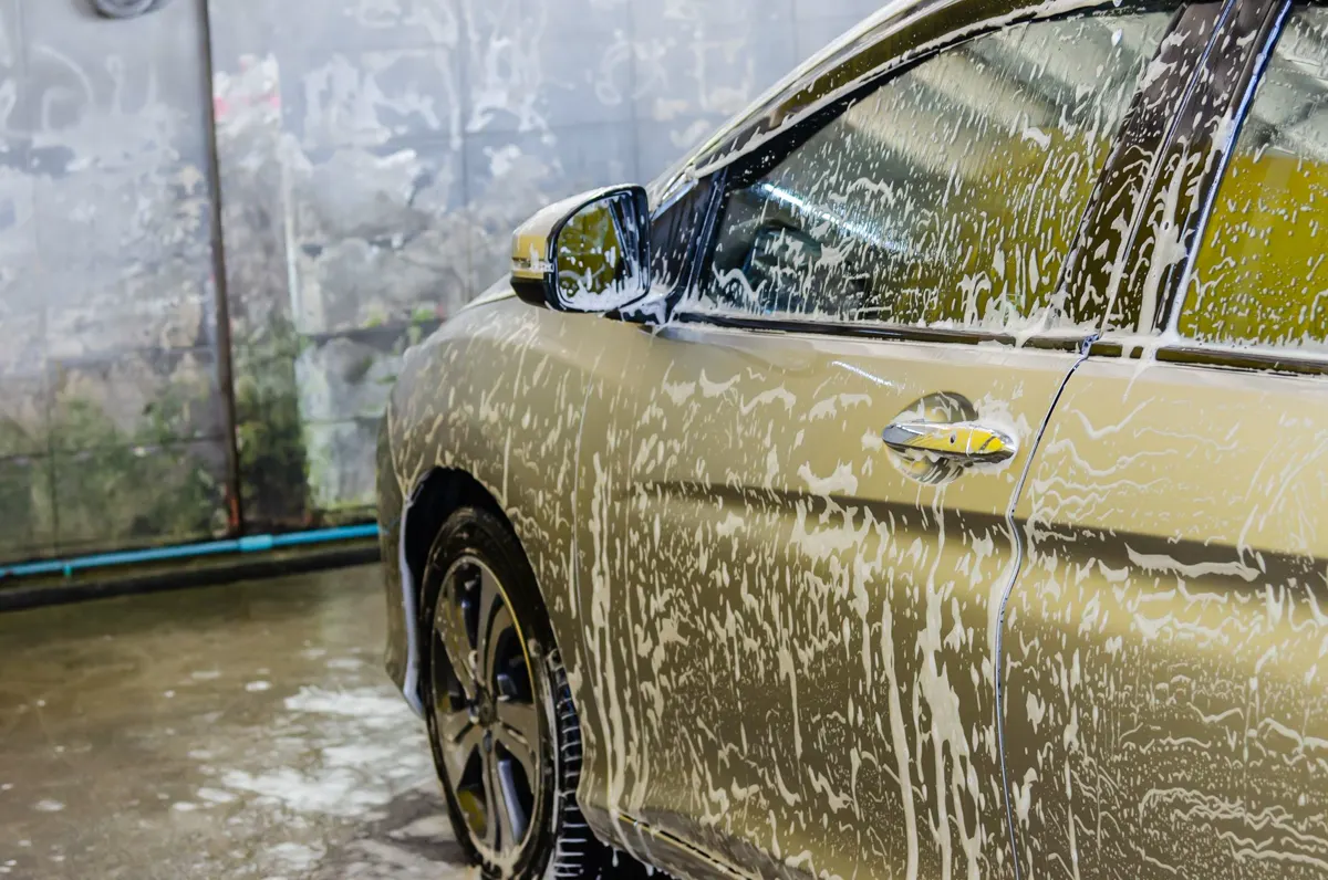 Auto cubierto de espuma durante el lavado