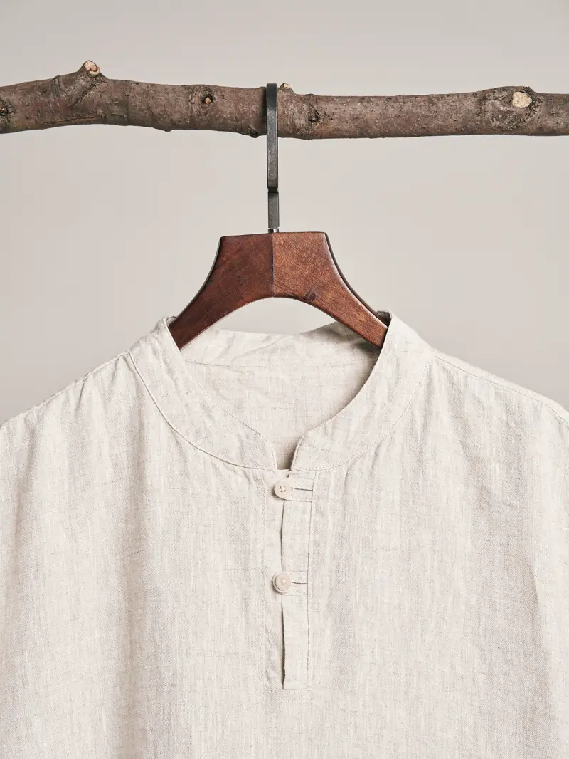 Camisa de lino crudo en un gancho de madera