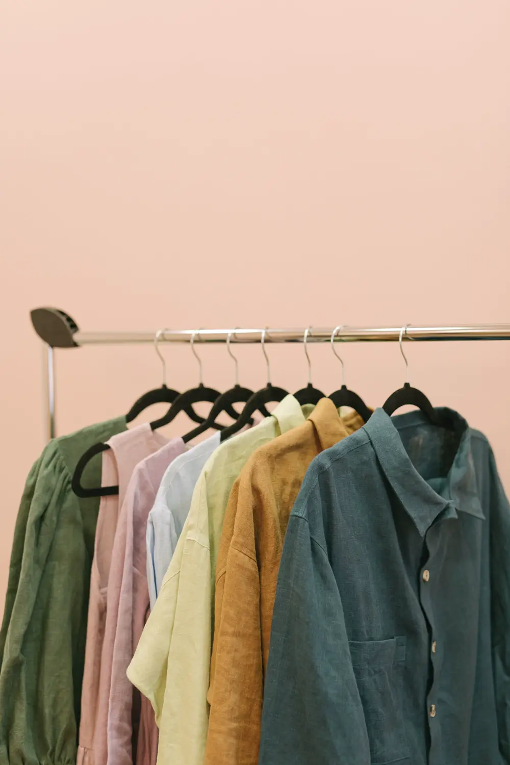 Camisas de lino de colores en un perchero